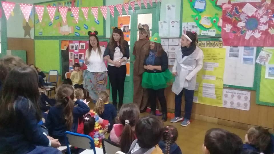 Niñas y niños compartiendo una actividad con sus docentes en la sala