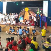 Presentación de estudiantes en un acto escolar