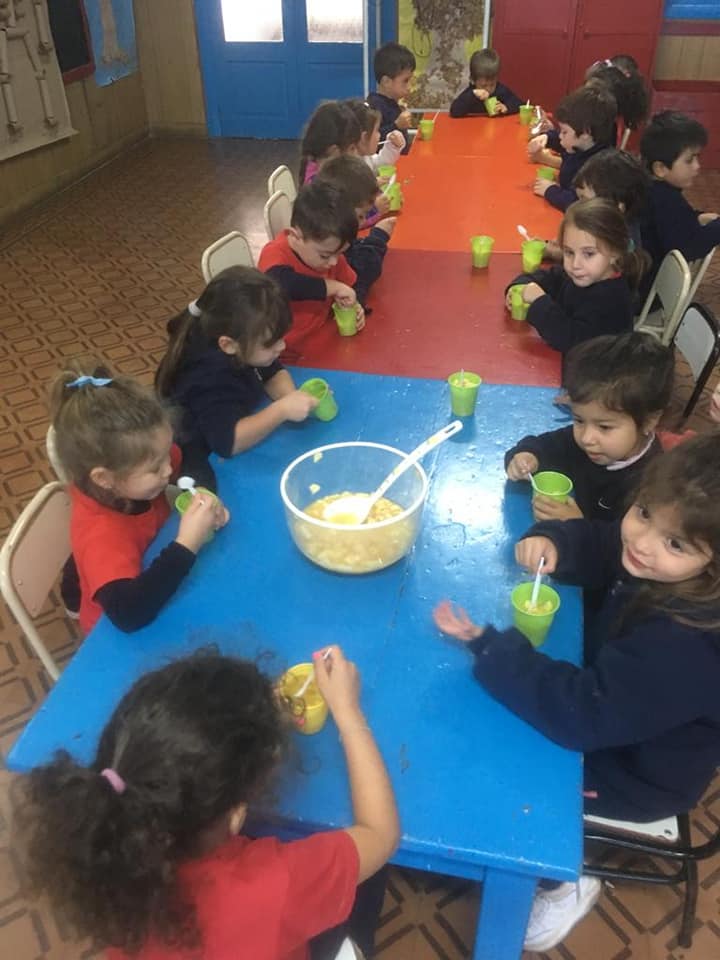 Estudiantes compartiendo una actividad de alimentación saludable