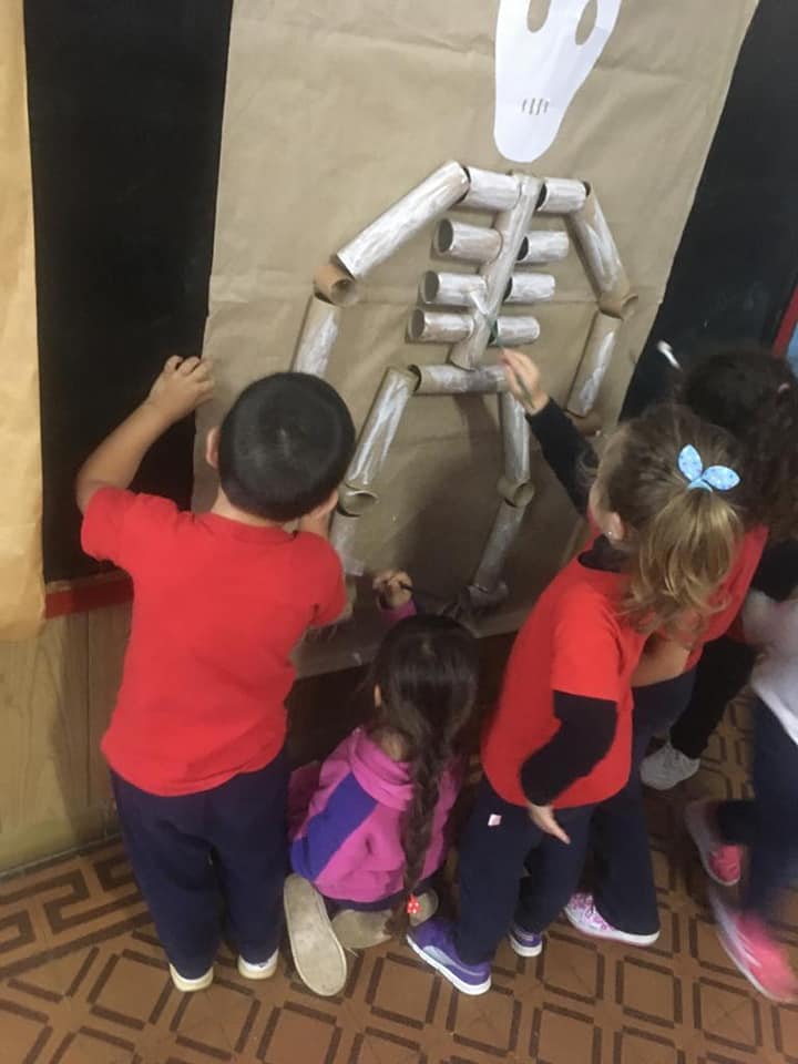 Niñas y niños construyendo un proyecto de ciencias
