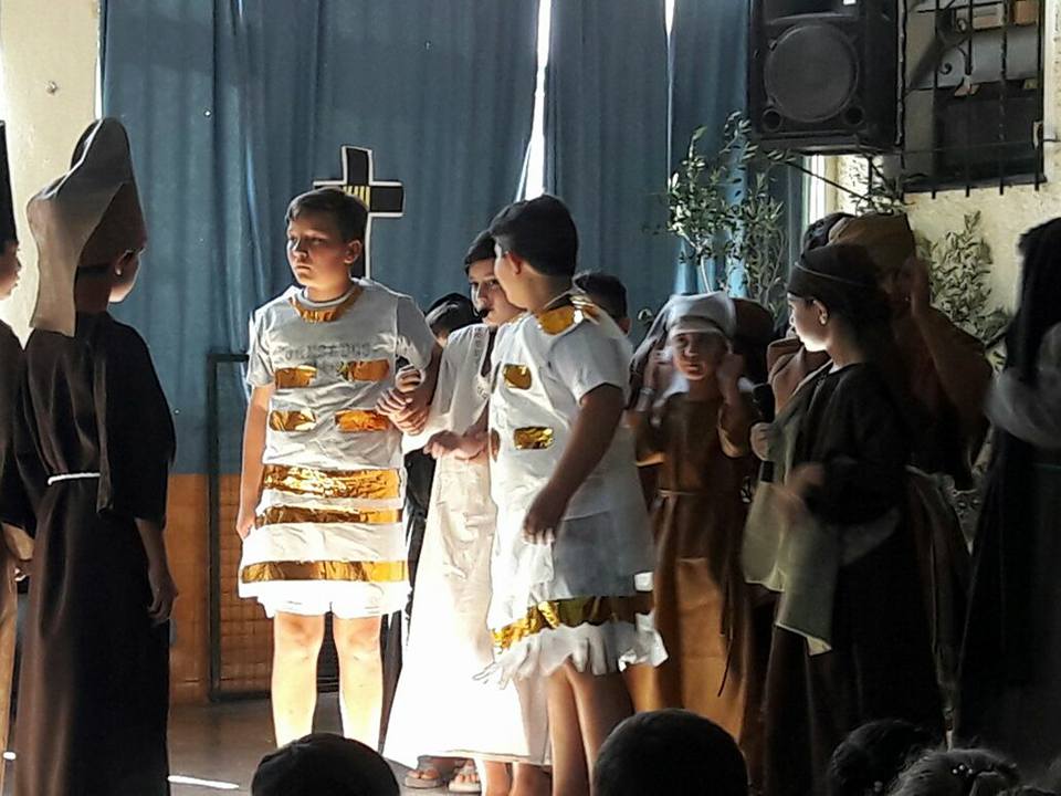 Estudiantes representando una celebración de la fe