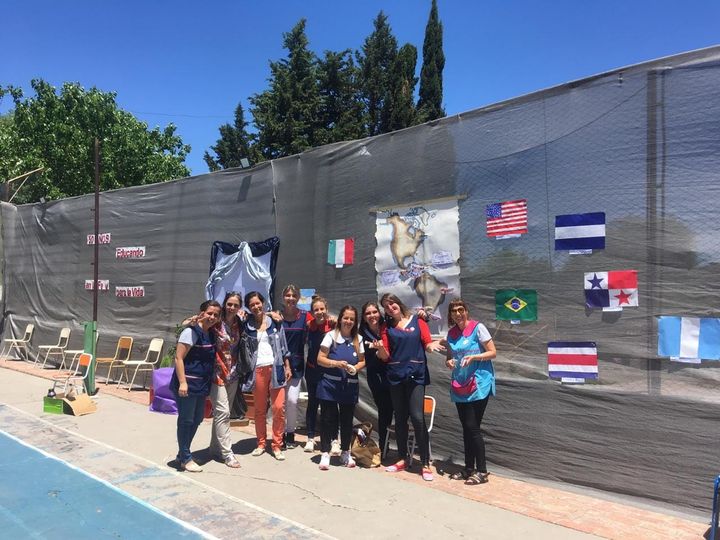 Docentes y estudiantes en una actividad cultural