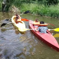 Estudiantes realizando una actividad en kayak