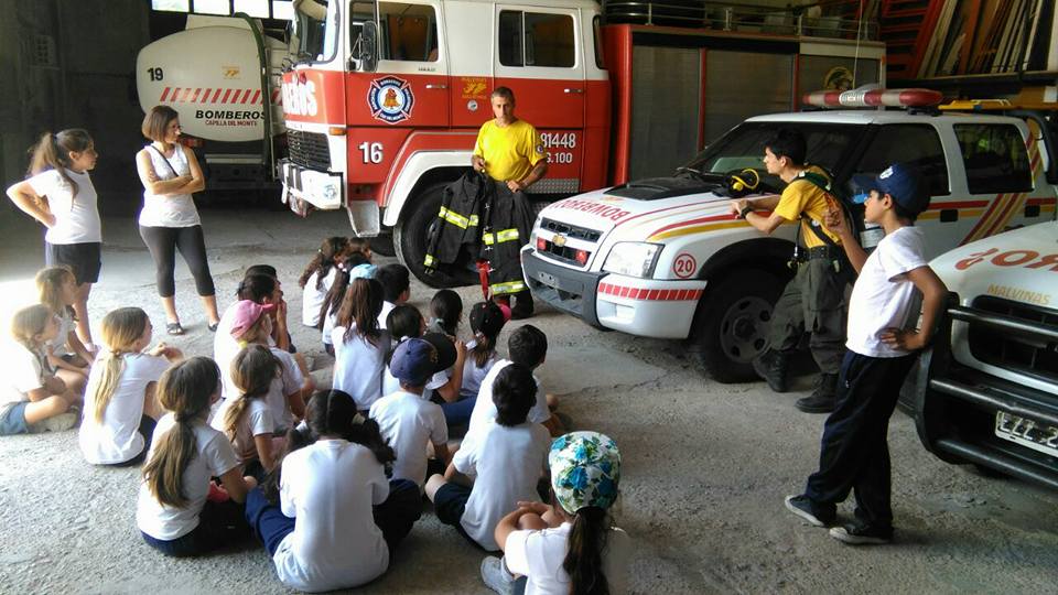 Estudiantes visitando el cuartel de bomberos