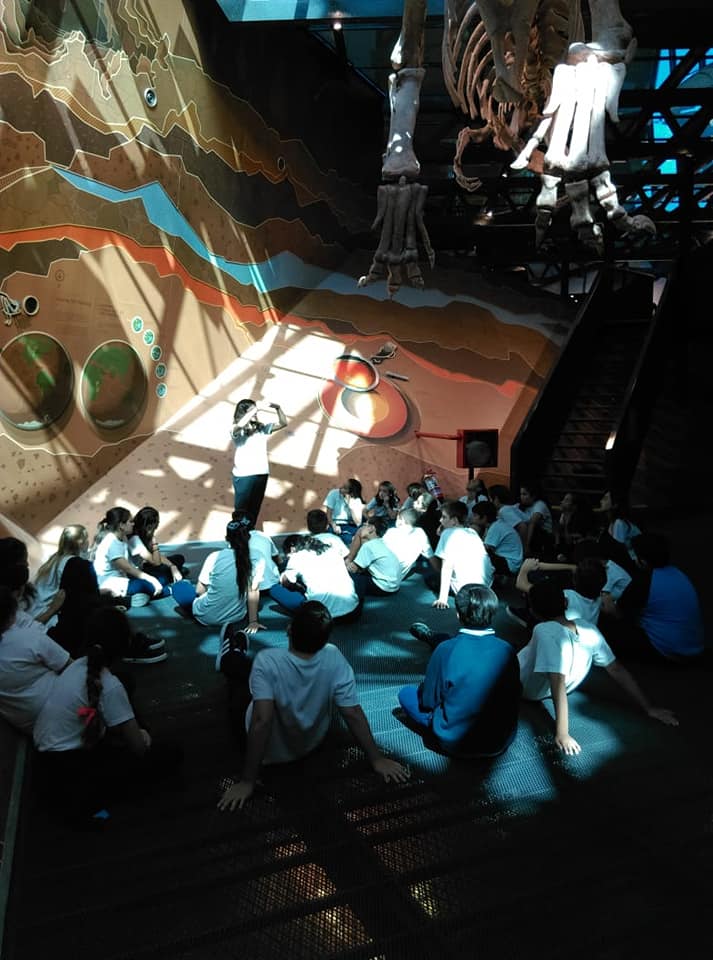 Grupo de estudiantes participando en una visita al museo