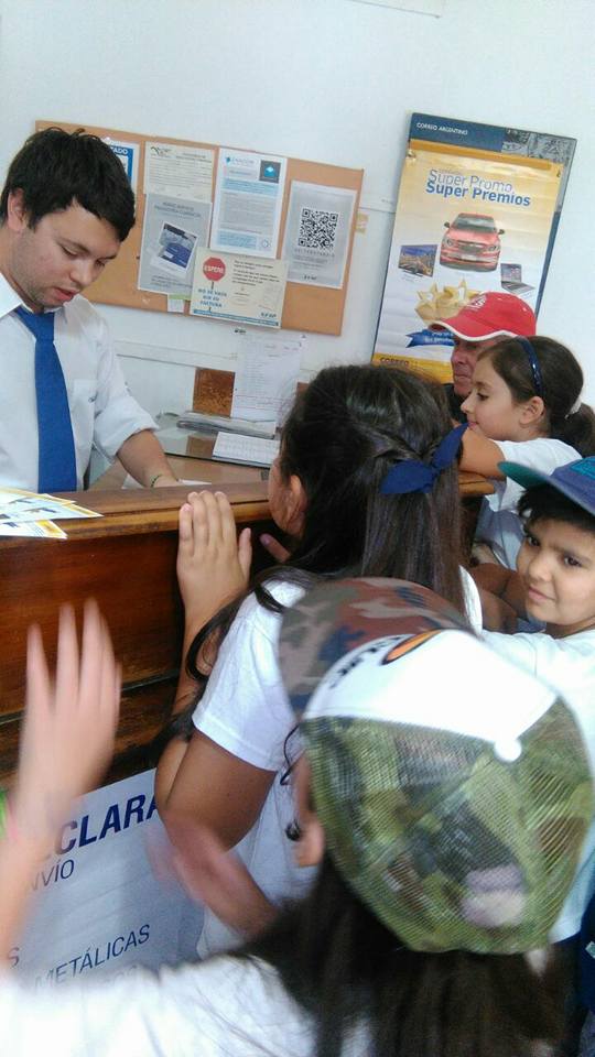 Estudiantes participando de una visita educativa