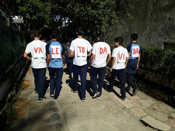 Estudiantes caminando juntos con un mensaje sobre el valor de la vida