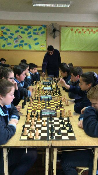 Estudiantes jugando al ajedrez en el aula