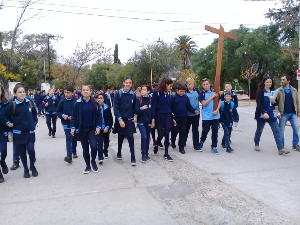 Estudiantes del nivel secundario caminando juntos con sus docentes