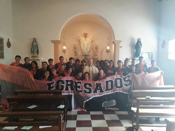Grupo de egresados reunidos en una iglesia