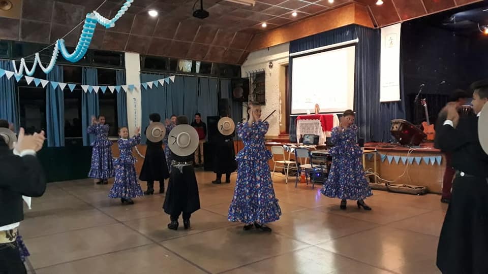 Presentación de danza en un encuentro escolar