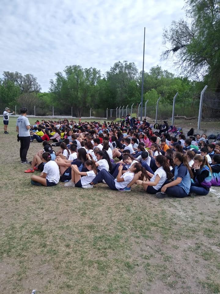 Estudiantes reunidos durante una actividad deportiva