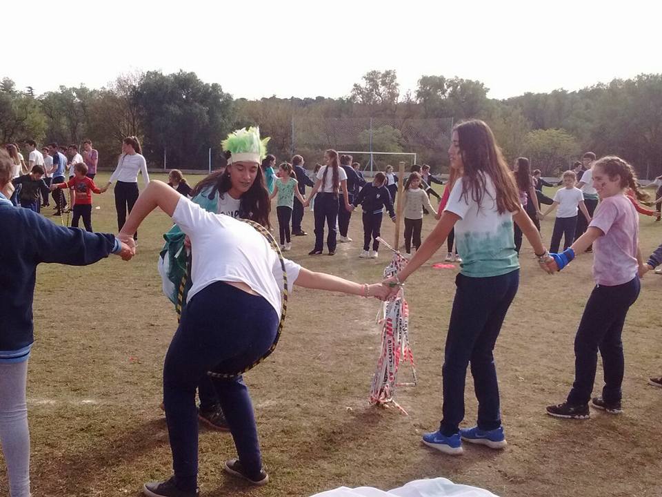 Estudiantes participando en una jornada de intertribus al aire libre