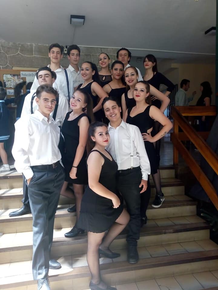 Grupo de estudiantes presentando máscaras artísticas