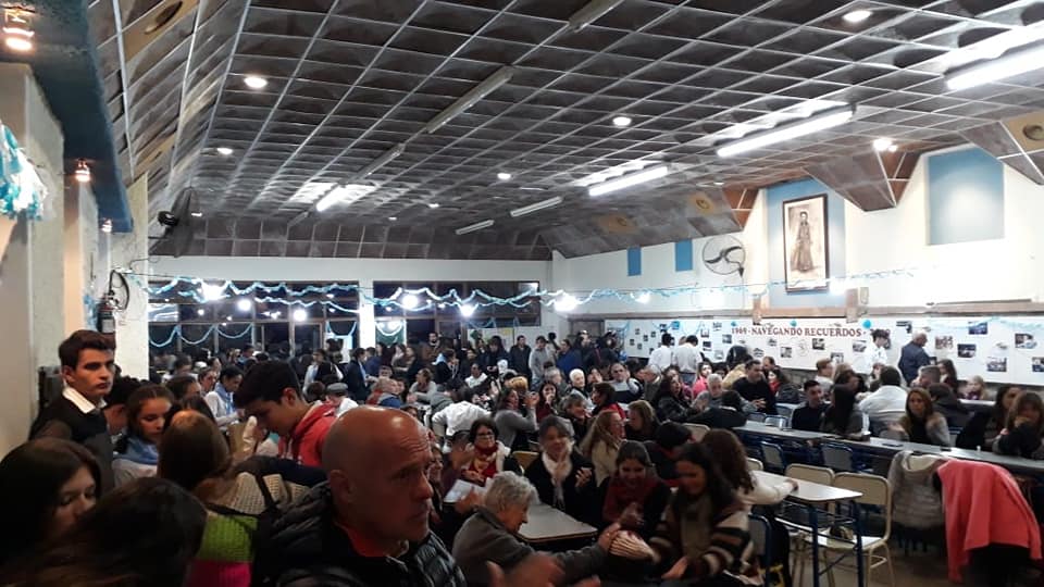 Familias y estudiantes compartiendo una muestra en la escuela