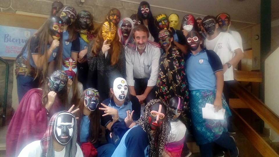 Estudiantes mostrando máscaras realizadas en una actividad artística