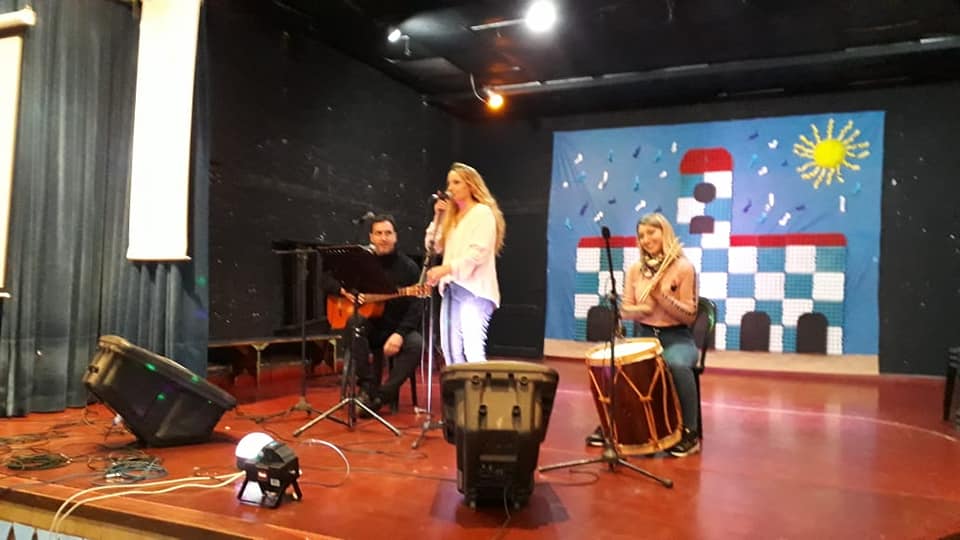 Presentación musical sobre el escenario