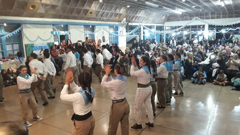 Estudiantes bailando ante la comunidad educativa