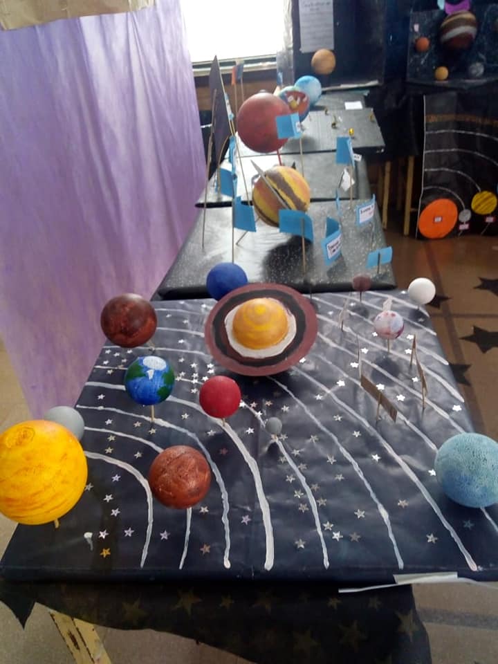 Maqueta del sistema solar realizada por estudiantes